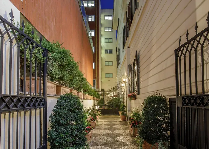 Royal Court Hotell 4*